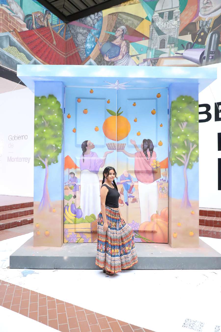 Estructura pintada por Belinda Salazar para el Gobierno de Monterrey, cerca del Mercado La Estrella, con mujeres y naranjas